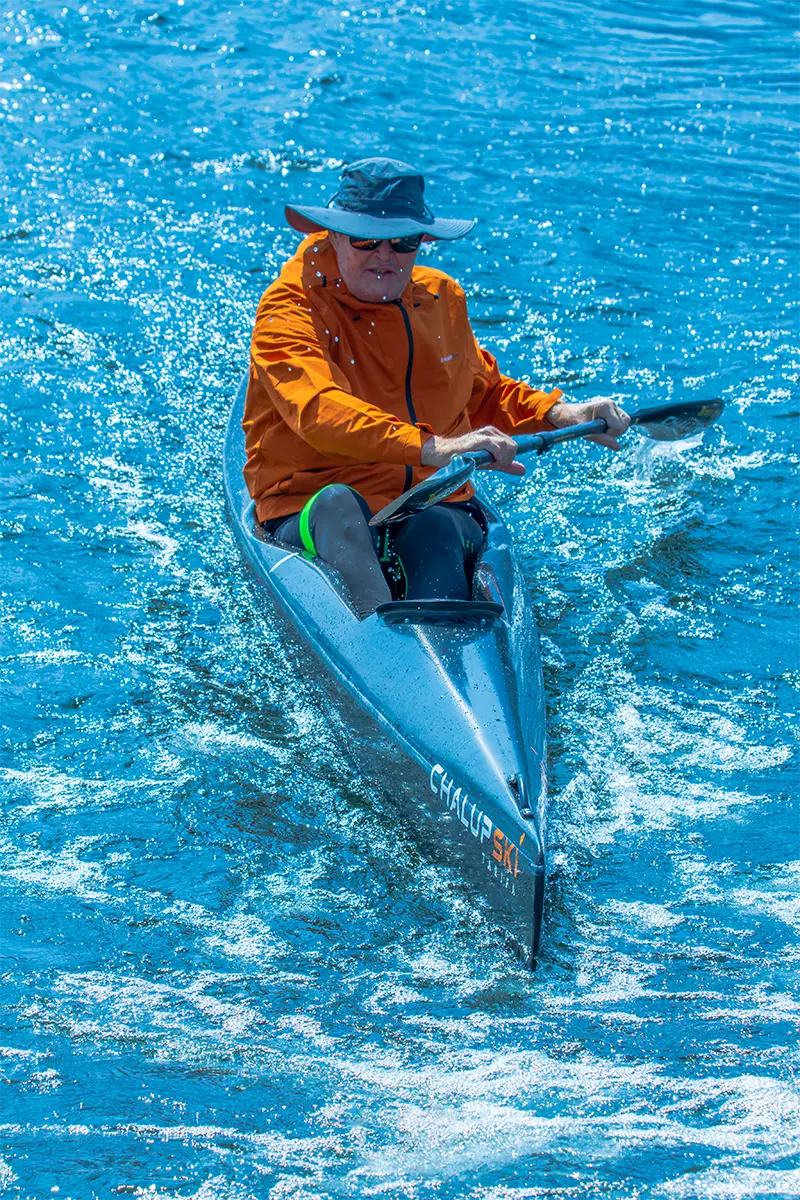 Un pagayeur sur un surfski ChalupSki en pleine eau.