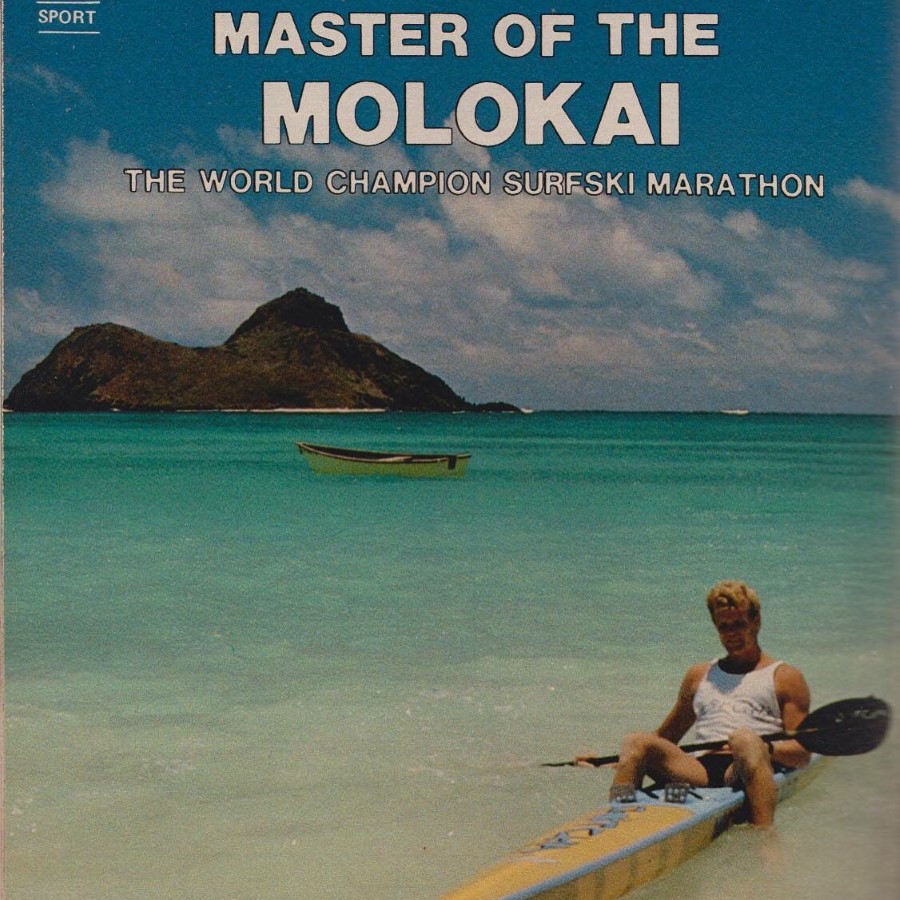 Une couverture de magazine portant la mention Master of the Molokai, the world champion surfski marathon, avec un pagayeur assis sur un surfski sur une plage.
