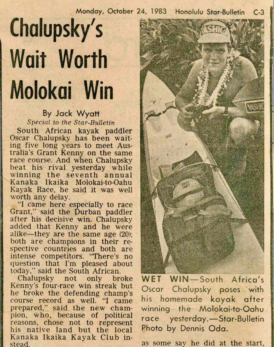 Une coupure de presse titrée Chalupsky's Wait Worth Molokai Win, avec la photographie d'un pagayeur portant un lei à côté d'un kayak.